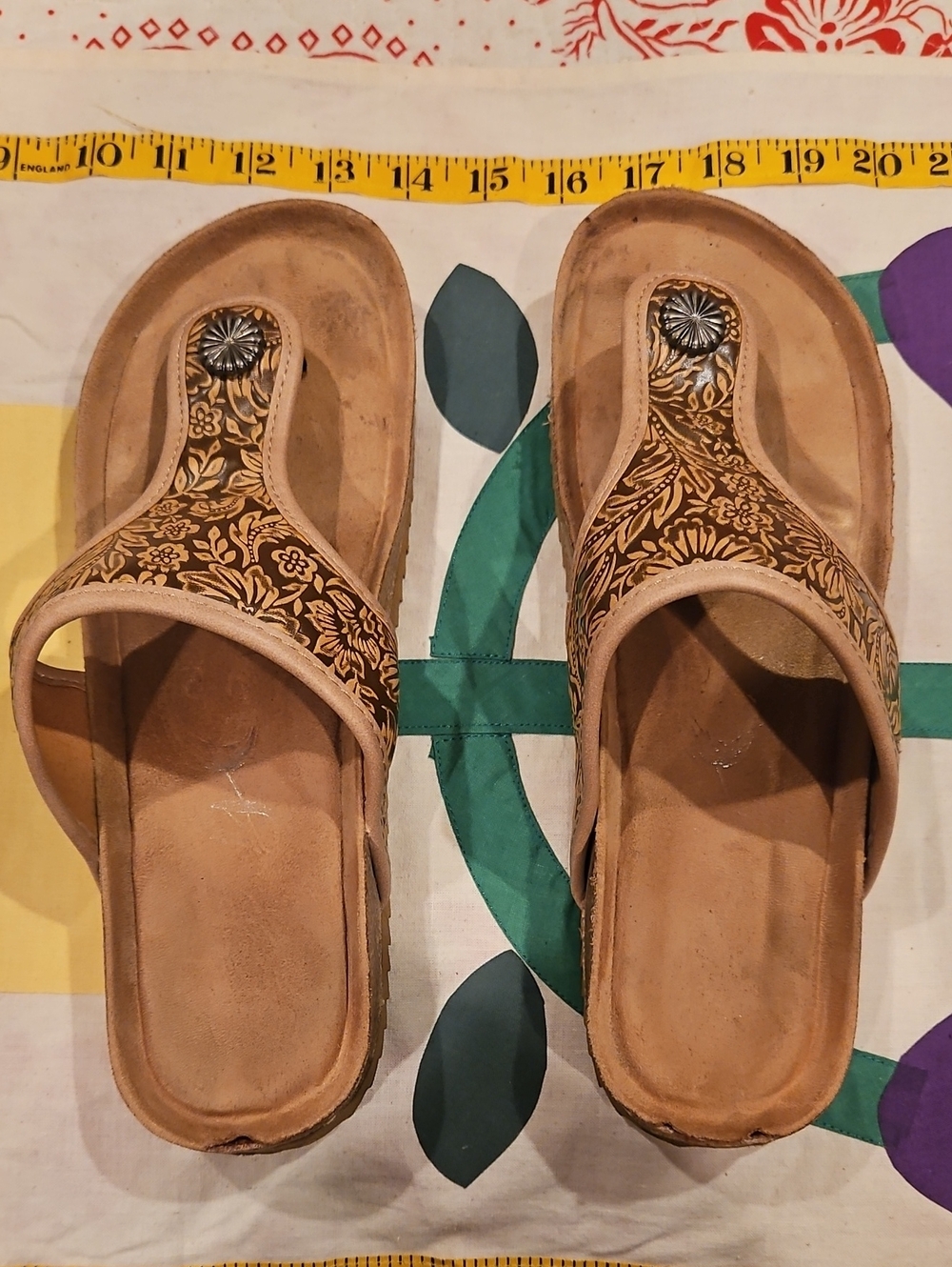 Women’s Tan Floral Leather Thong Sandals SZ 10